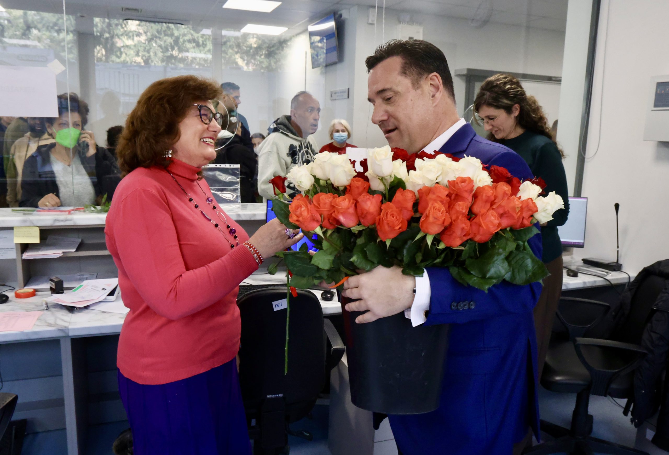 Άδωνις Γεωργιάδης, νοσοκομείο «Ερυθρός Σταυρός», Παγκόσμια Ημέρα της Γυναίκας, Τριαντάφυλλα