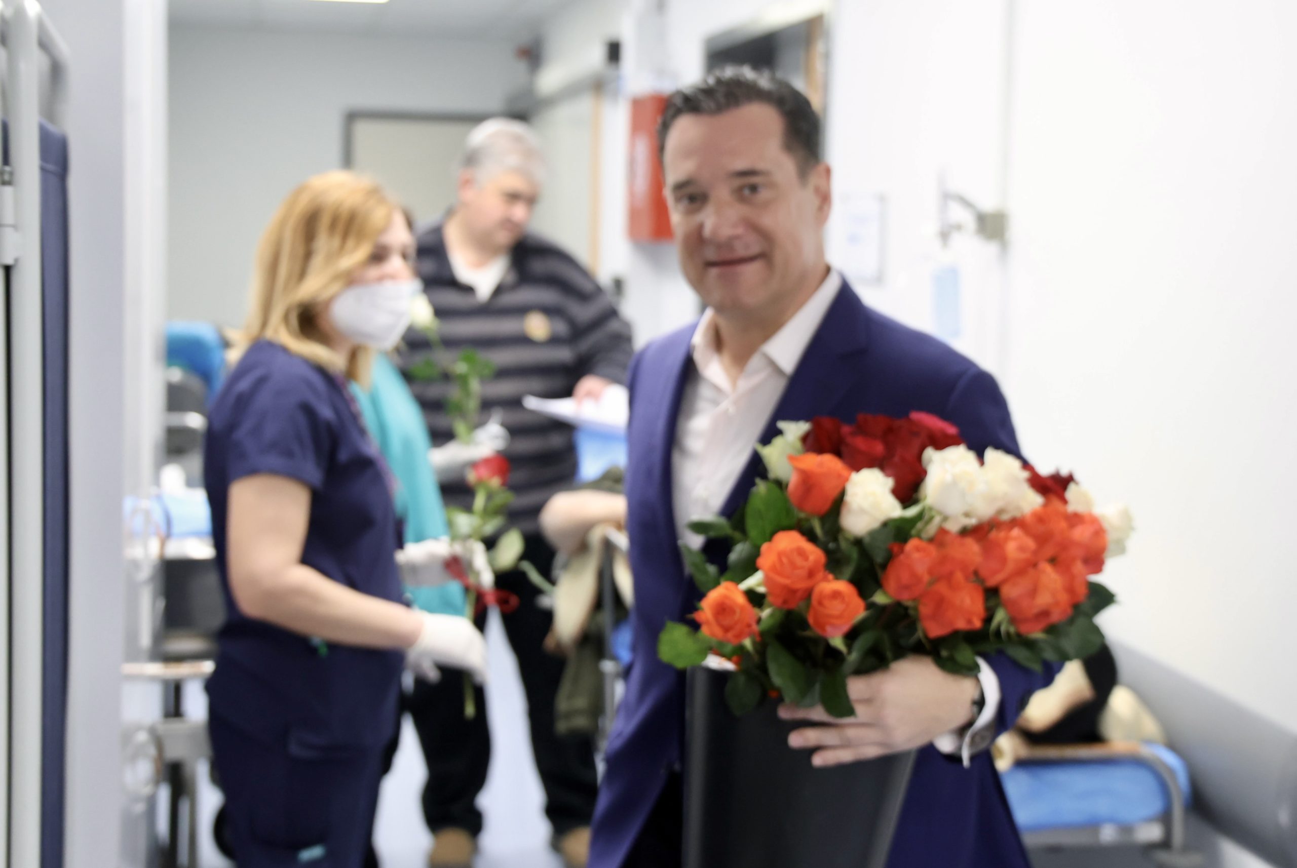 Άδωνις Γεωργιάδης, νοσοκομείο «Ερυθρός Σταυρός», Παγκόσμια Ημέρα της Γυναίκας, Τριαντάφυλλα