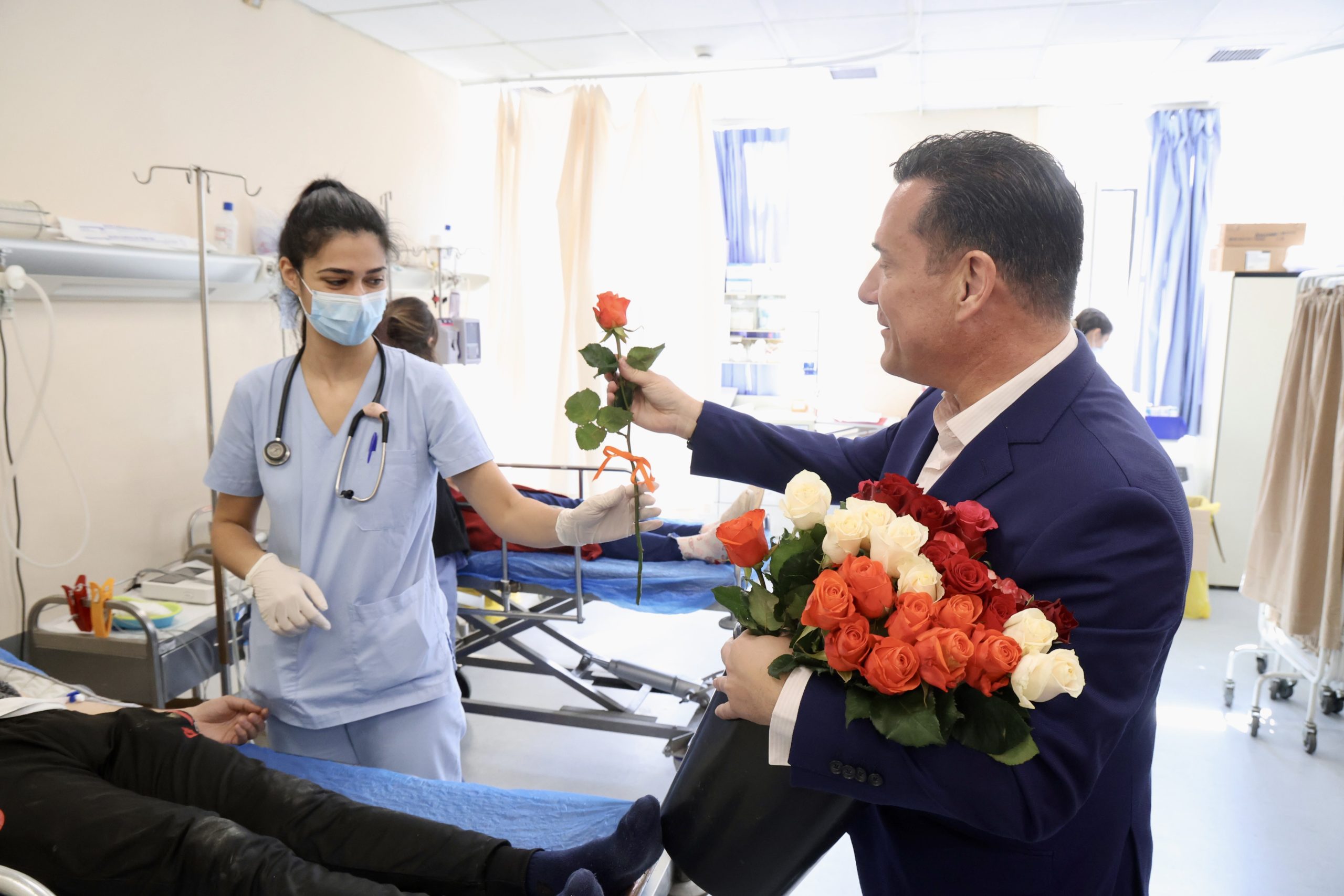 Άδωνις Γεωργιάδης, νοσοκομείο «Ερυθρός Σταυρός», Παγκόσμια Ημέρα της Γυναίκας, Τριαντάφυλλα