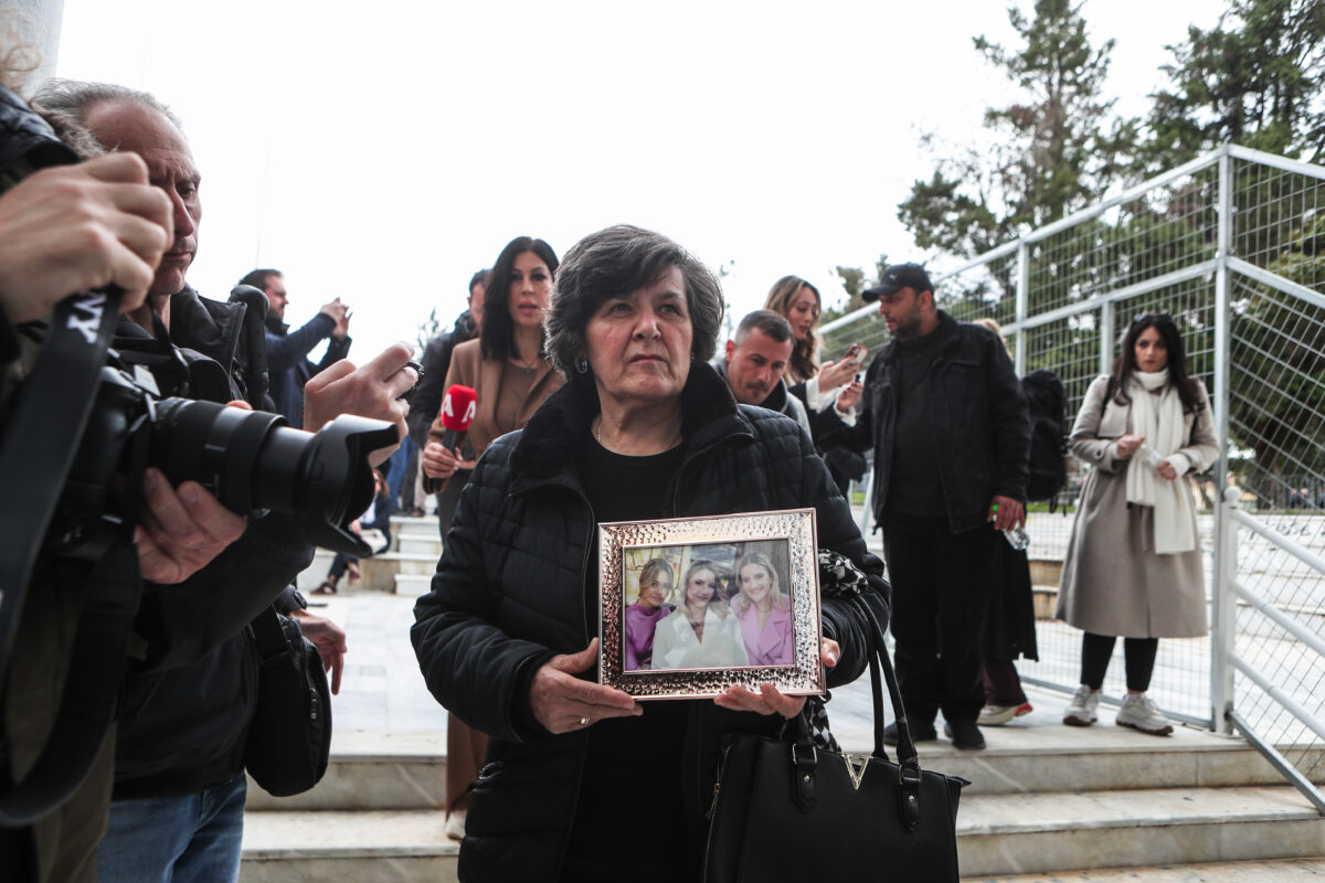 Η γιαγιά των κοριτσιών Πλακιά