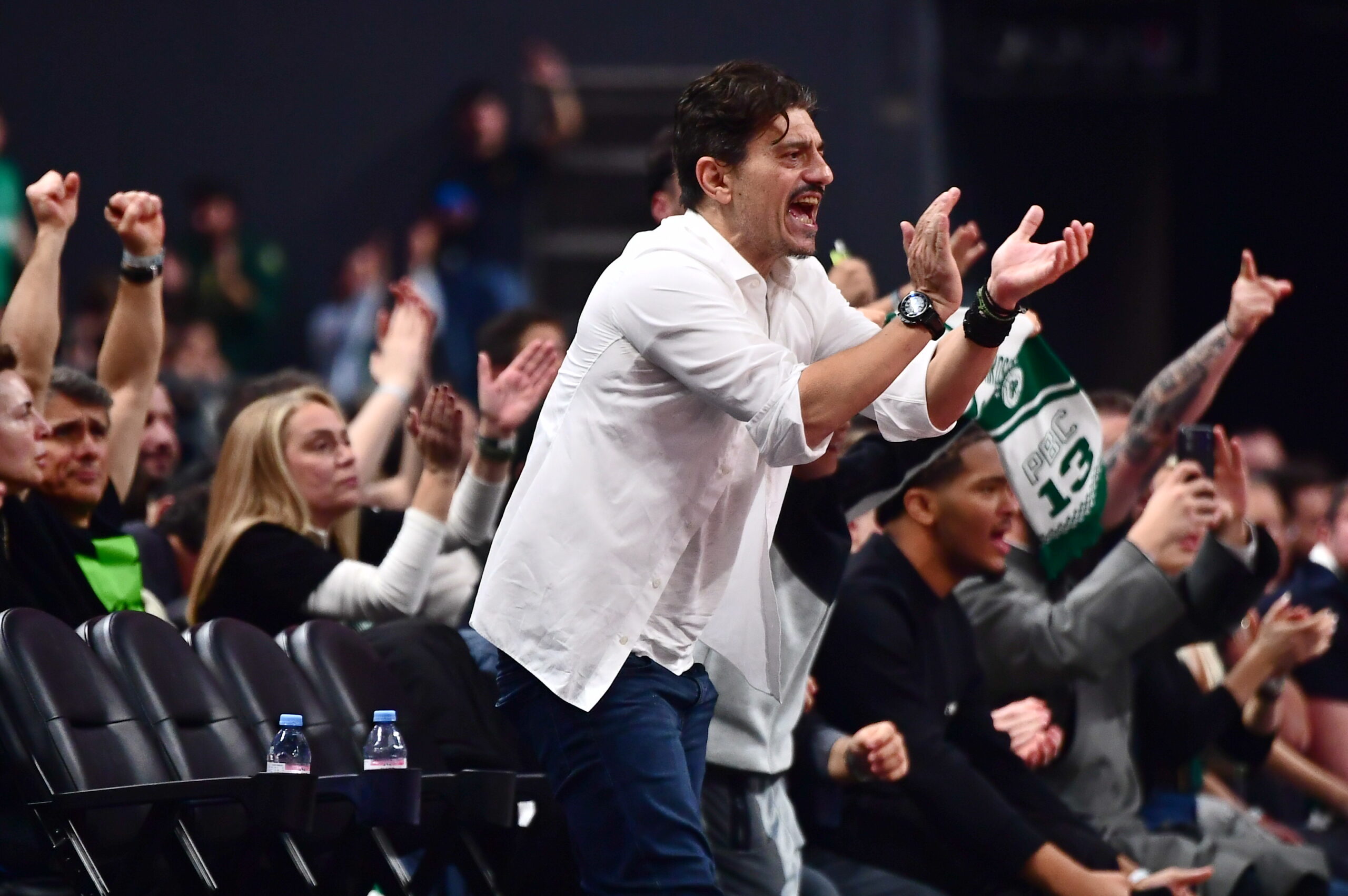 Ο Δημήτρης Γιαννακόπουλος γιόρτασε έντονα τη θριαμβευτική νίκη του Παναθηναϊκού επί του Ερυθρού Αστέρα