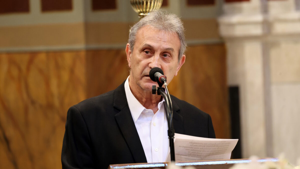Ο Γιώργος Νταλάρας στον επικήδειό του για τη Μαρινέλλα: «Προχθές πέθανε η δεύτερη μάνα μου»