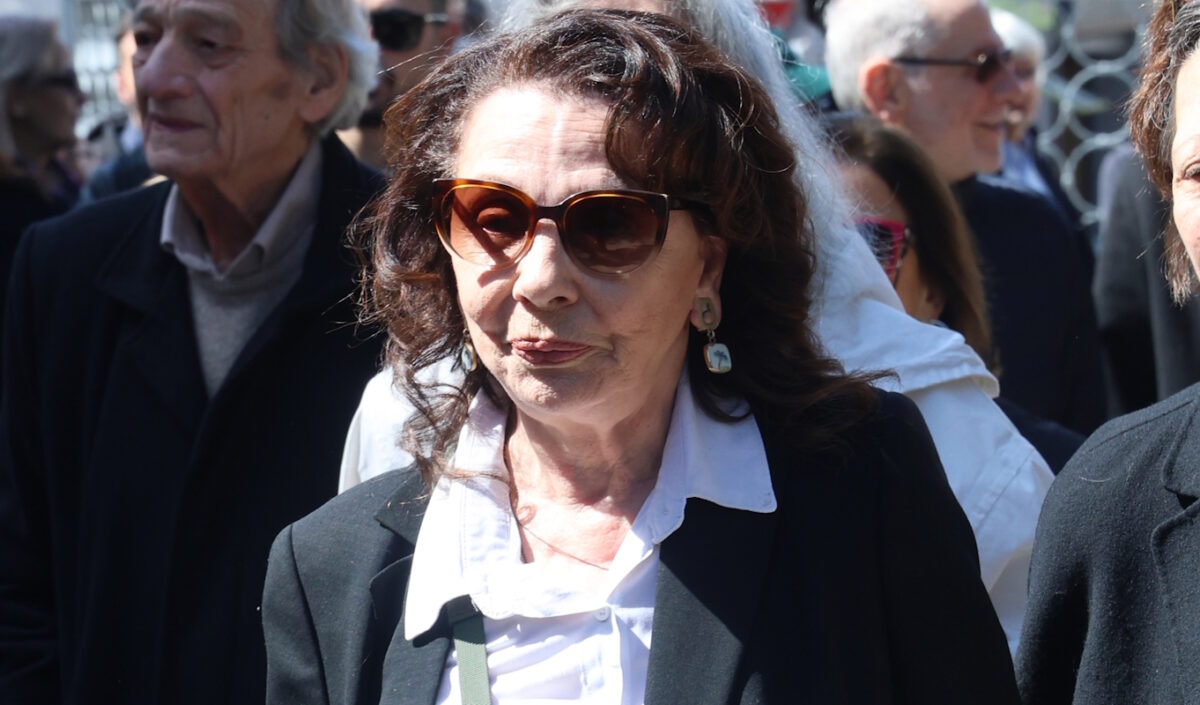 Αποχαιρετισμός Γιώργου Πανουσόπουλου: Συντετριμμένη η Μπέτυ Λιβανού στο «ύστατο αντίο» στον σκηνοθέτη σύζυγό της