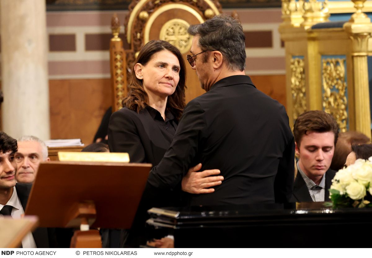 Αποχαιρετισμός Μαρινέλλας: Συγκινεί ο Γιώργος Νταλάρας στον επικήδειο – «Καλό ταξίδι, μάνα» (Βίντεο) 27 Γιώργος Θεοφάνους, κόρη Μαρινέλλας