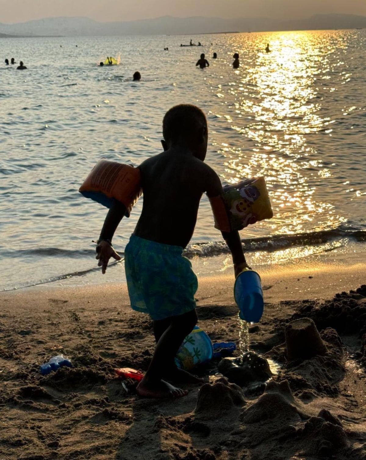 Μουτάφη: Η γνωριμία με τον Νιφλή και η υιοθεσία του γιου τους – «Με ένα μωρό πέρασα από τη Νιγηρία για τη βίζα» 3 Ο 3,5 ετών Δημήτρης, γιος της Ελισάβετ Μουτάφη παίζει στην παραλία