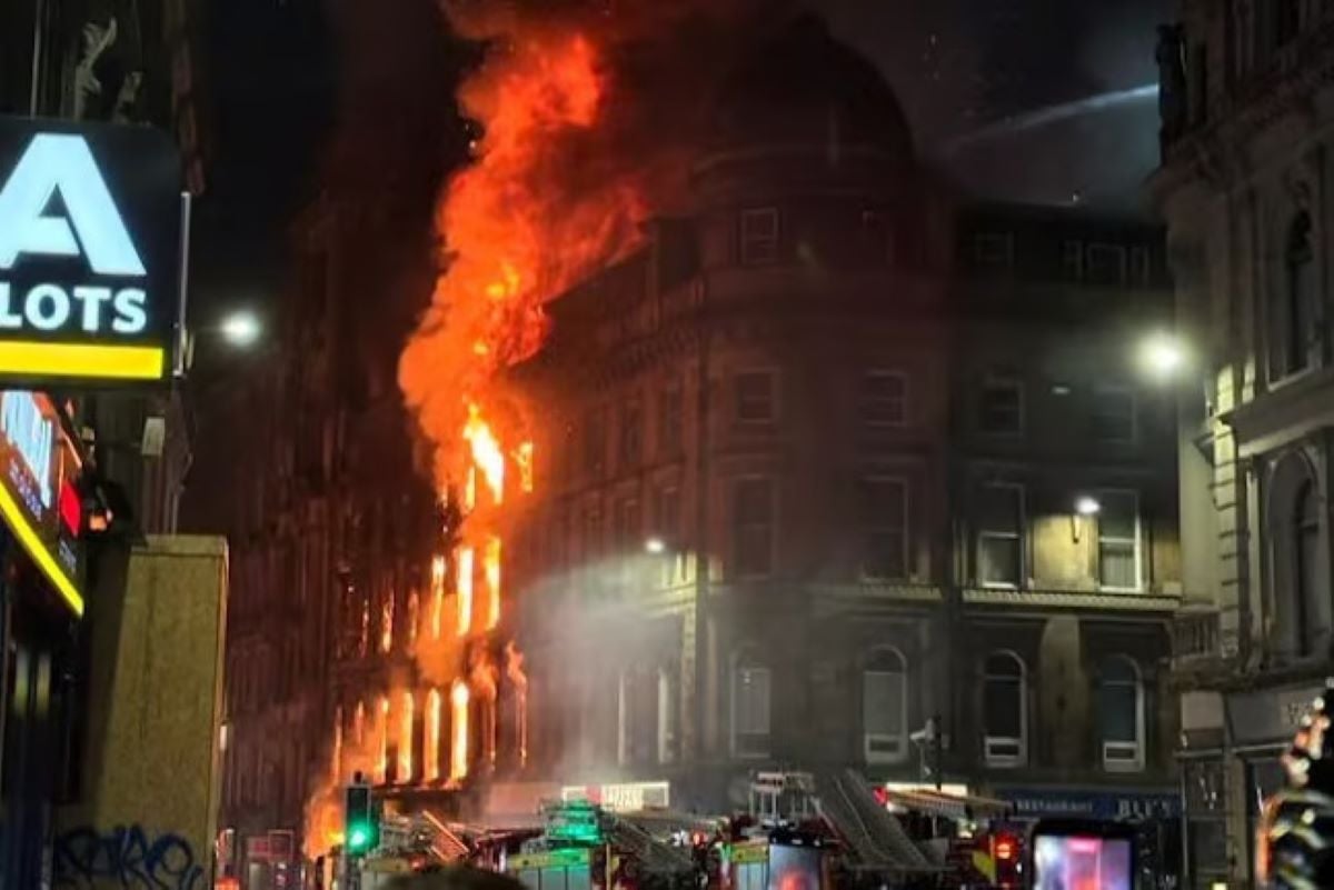 Σκωτία: Φλεγόμενη καταστροφή σε κεντρικό σταθμό της Γλασκώβης – Κατέρρευσε τμήμα του κτιρίου