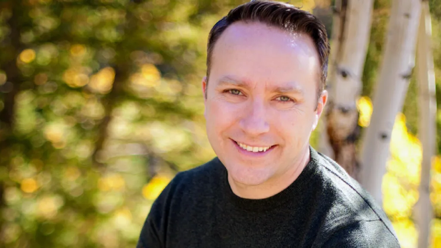 Ο άστεγος νέος που αναδείχθηκε σε κορυφαίο CEO διαφημιστικής – Η πορεία ενός ανθρώπου από το μηδέν στην επιτυχία