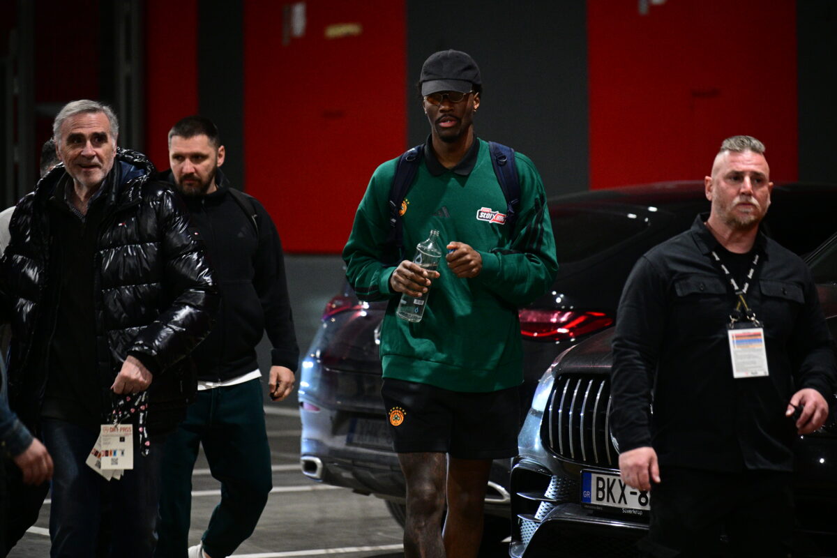 Ο Νάιτζελ Χέιζ Ντέιβις έφτασε μόνος στο ΣΕΦ τρεις ώρες πριν το Ολυμπιακός – Παναθηναϊκός