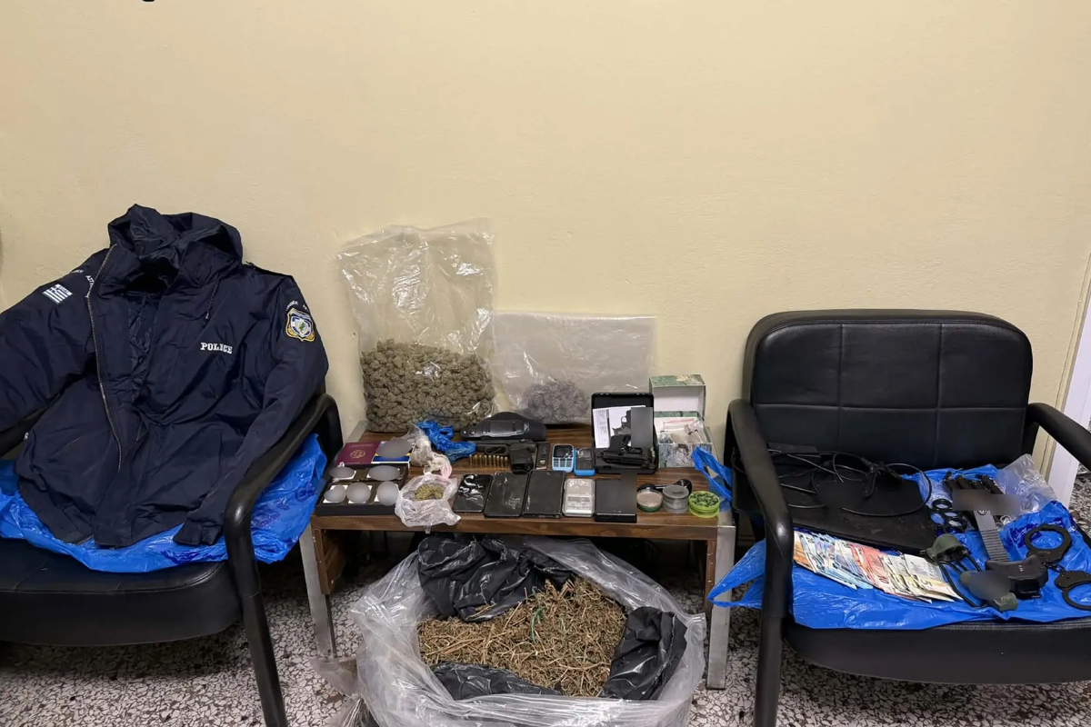 Ίλιον: Αστυνομία εντοπίζει «κρυψώνα» ναρκωτικών και όπλων – Κατασχέσεις και συλλήψεις