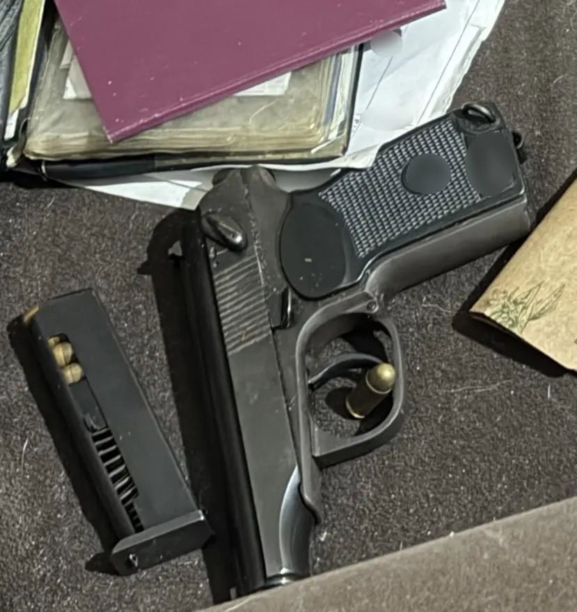 Ίλιον: Αστυνομία εντοπίζει «κρυψώνα» ναρκωτικών και όπλων – Κατασχέσεις και συλλήψεις 4 Ίλιον: Αστυνομία εντοπίζει «κρυψώνα» ναρκωτικών και όπλων – Κατασχέσεις και συλλήψεις