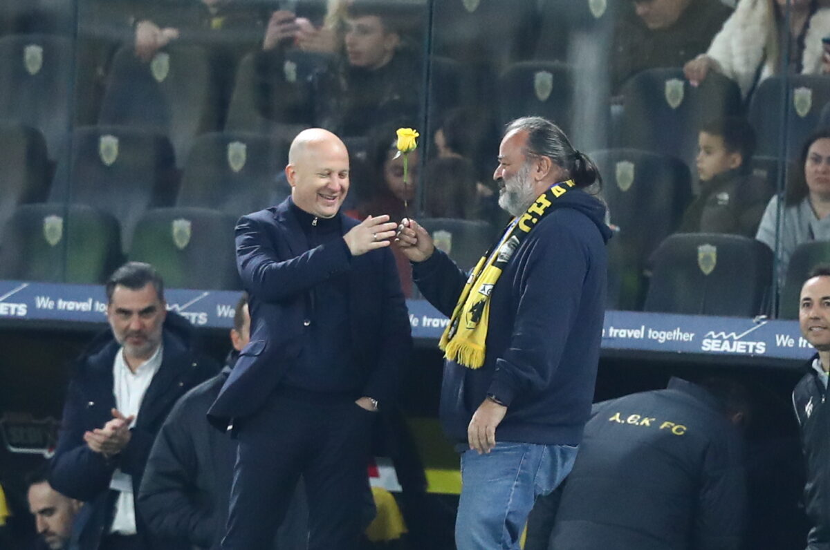 Ο Μάριος Ηλιόπουλος χάρισε κίτρινο τριαντάφυλλο στον Μάρκο Νίκολιτς μετά τον θρίαμβο της ΑΕΚ επί της Κηφισιάς 3 Ο Μάριος Ηλιόπουλος