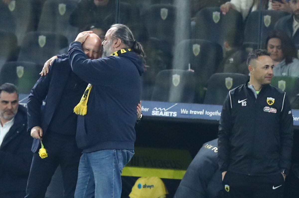 Ο Μάριος Ηλιόπουλος χάρισε κίτρινο τριαντάφυλλο στον Μάρκο Νίκολιτς μετά τον θρίαμβο της ΑΕΚ επί της Κηφισιάς 4 Ο Μάριος Ηλιόπουλος χάρισε κίτρινο τριαντάφυλλο στον Μάρκο Νίκολιτς μετά τον θρίαμβο της ΑΕΚ επί της Κηφισιάς