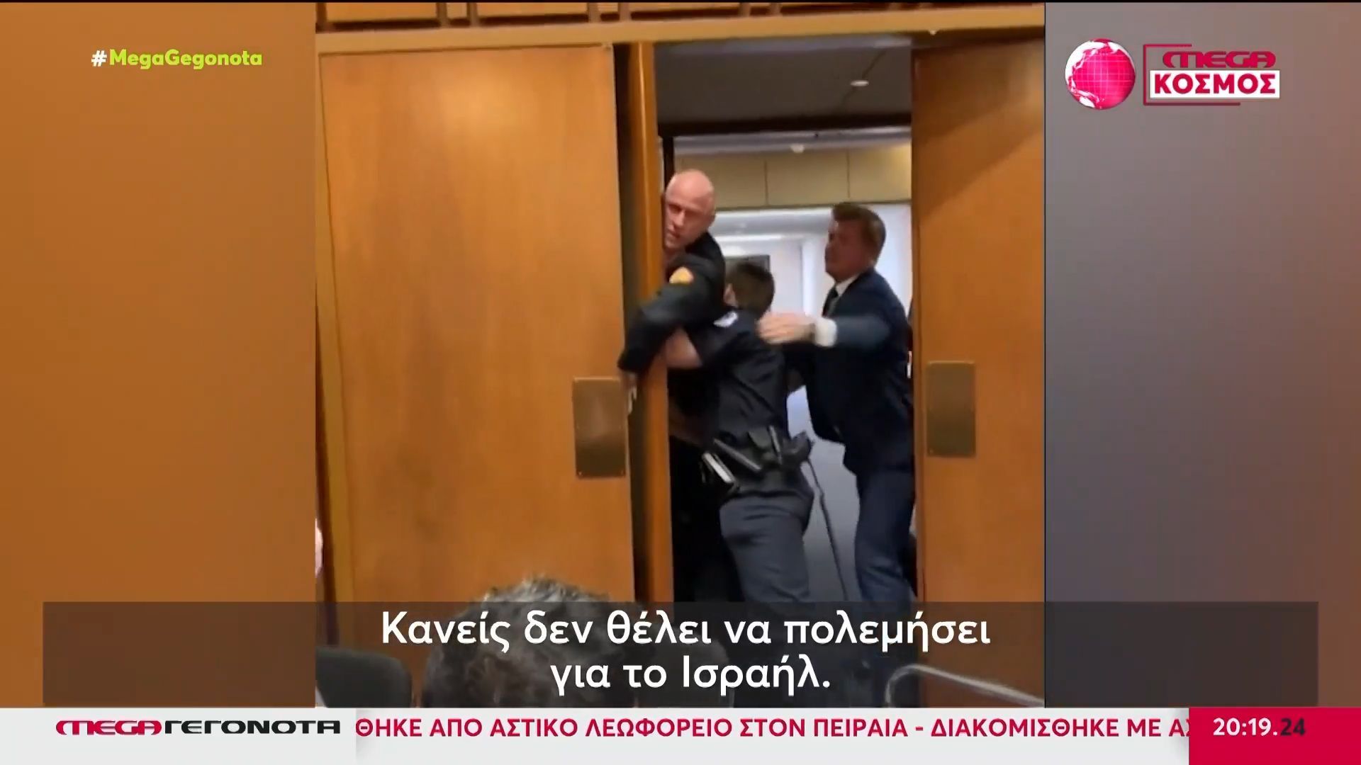 ΗΠΑ: Η στιγμή που βετεράνος πεζοναύτης διαμαρτύρεται στη Γερουσία για τον πόλεμο στο Ιράν