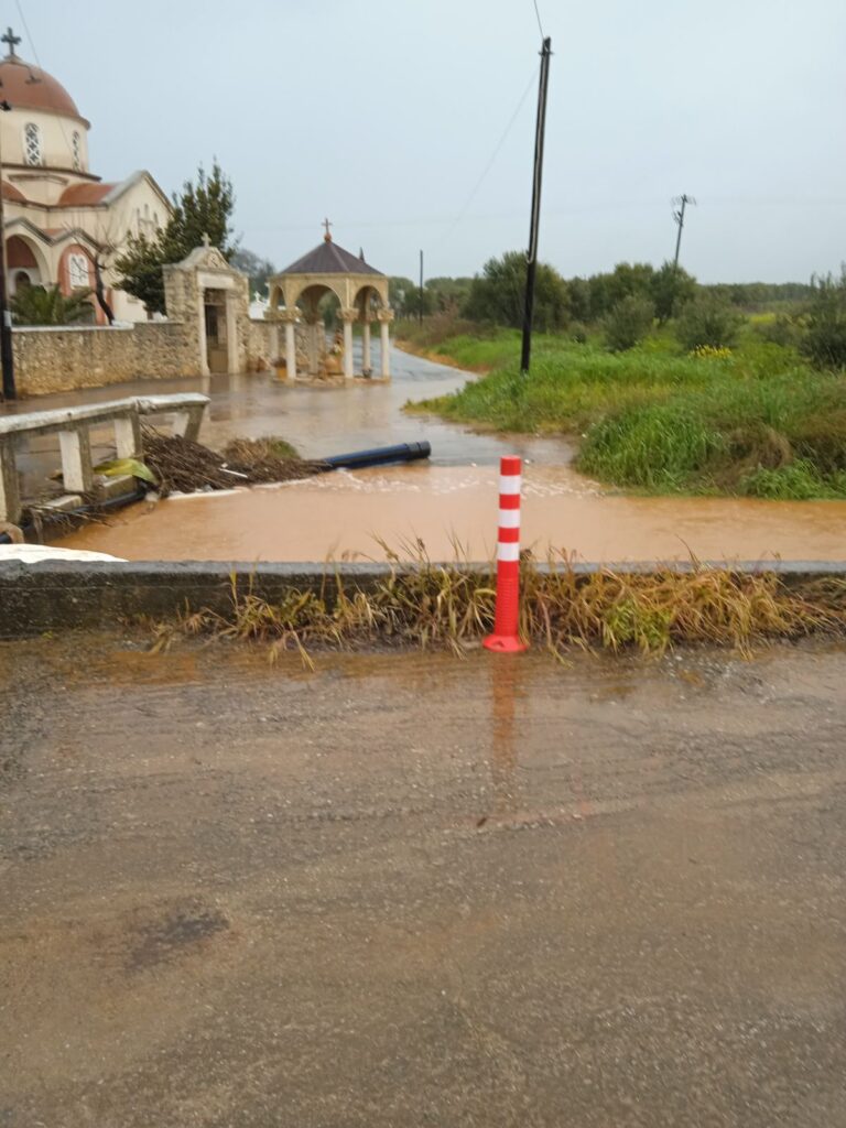 Ηράκλειο: Κατολισθήσεις και αποκλεισμένοι δρόμοι λόγω έντονης βροχόπτωσης