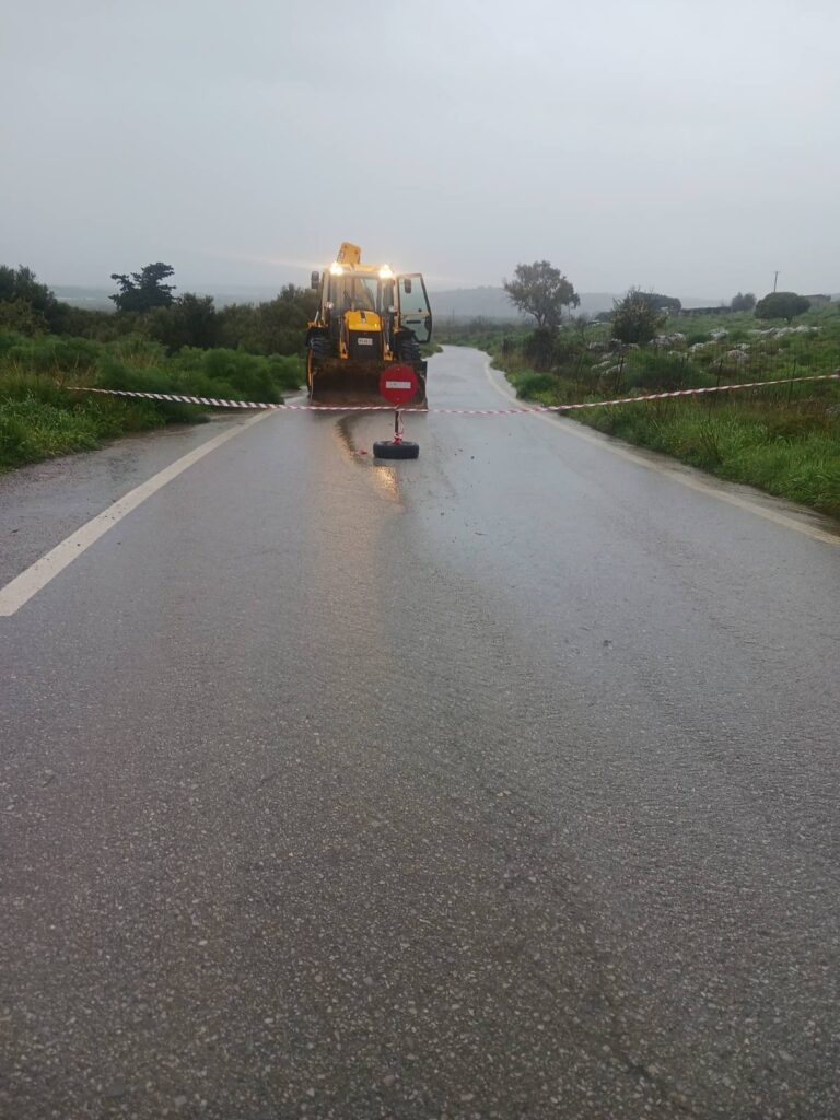 Ηράκλειο: Κατολισθήσεις και αποκλεισμένοι δρόμοι λόγω έντονης βροχόπτωσης 6 Ηράκλειο: Κατολισθήσεις και αποκλεισμένοι δρόμοι λόγω έντονης βροχόπτωσης