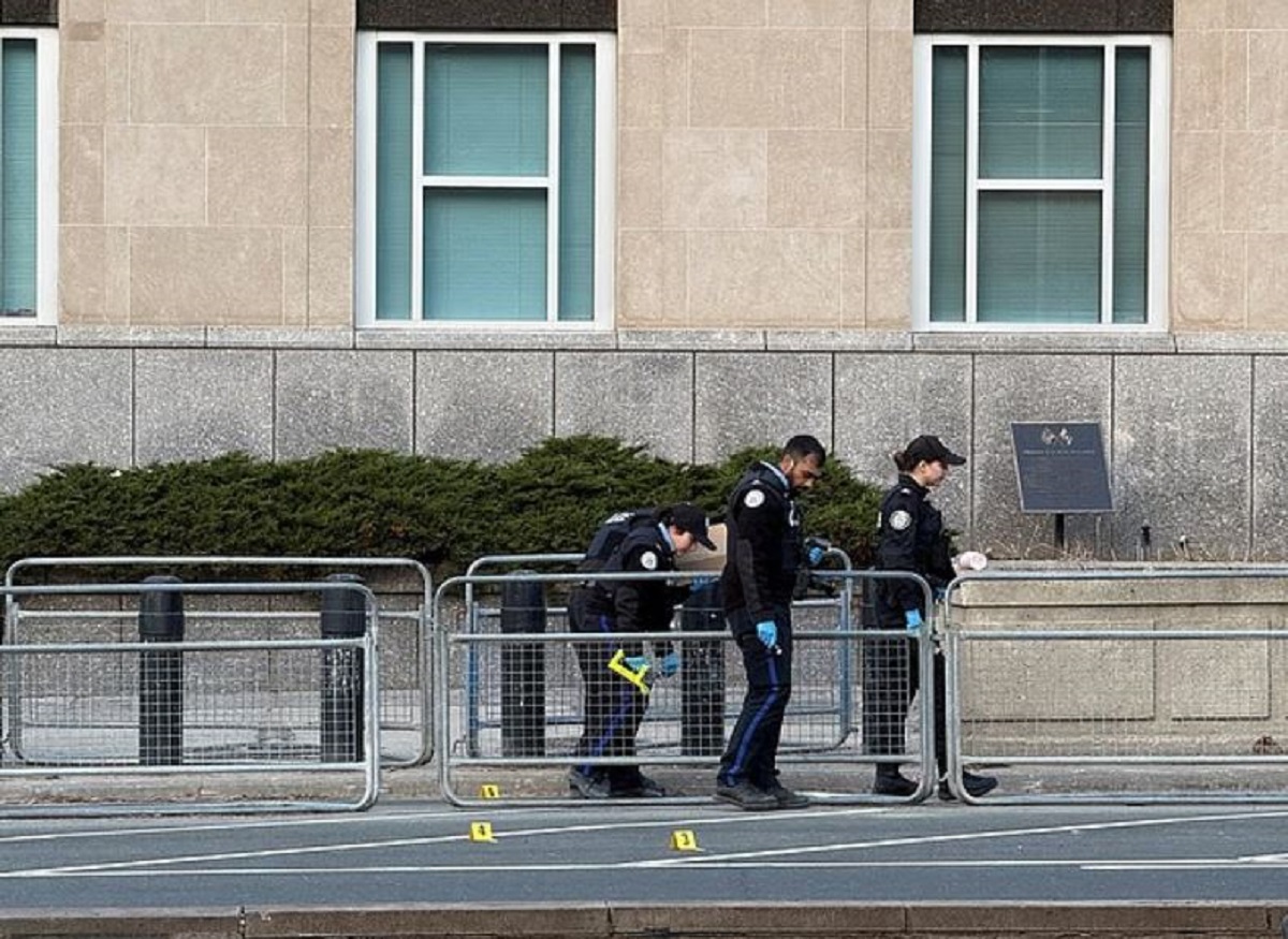 Αστυνομικές δυνάμεις ερευνούν τον χώρο έξω από το αμερικανικό προξενείο στο Τορόντο μετά από πυροβολισμούς. Πηγή: Reuters