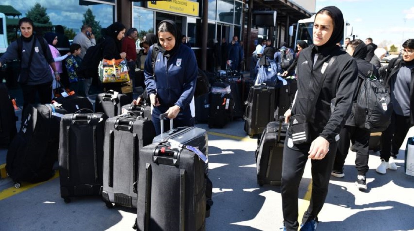 Ιράν: Το καθεστώς γιορτάζει την επάνοδο των ποδοσφαιριστριών που «αντέκρουσαν τους αντιπάλους»