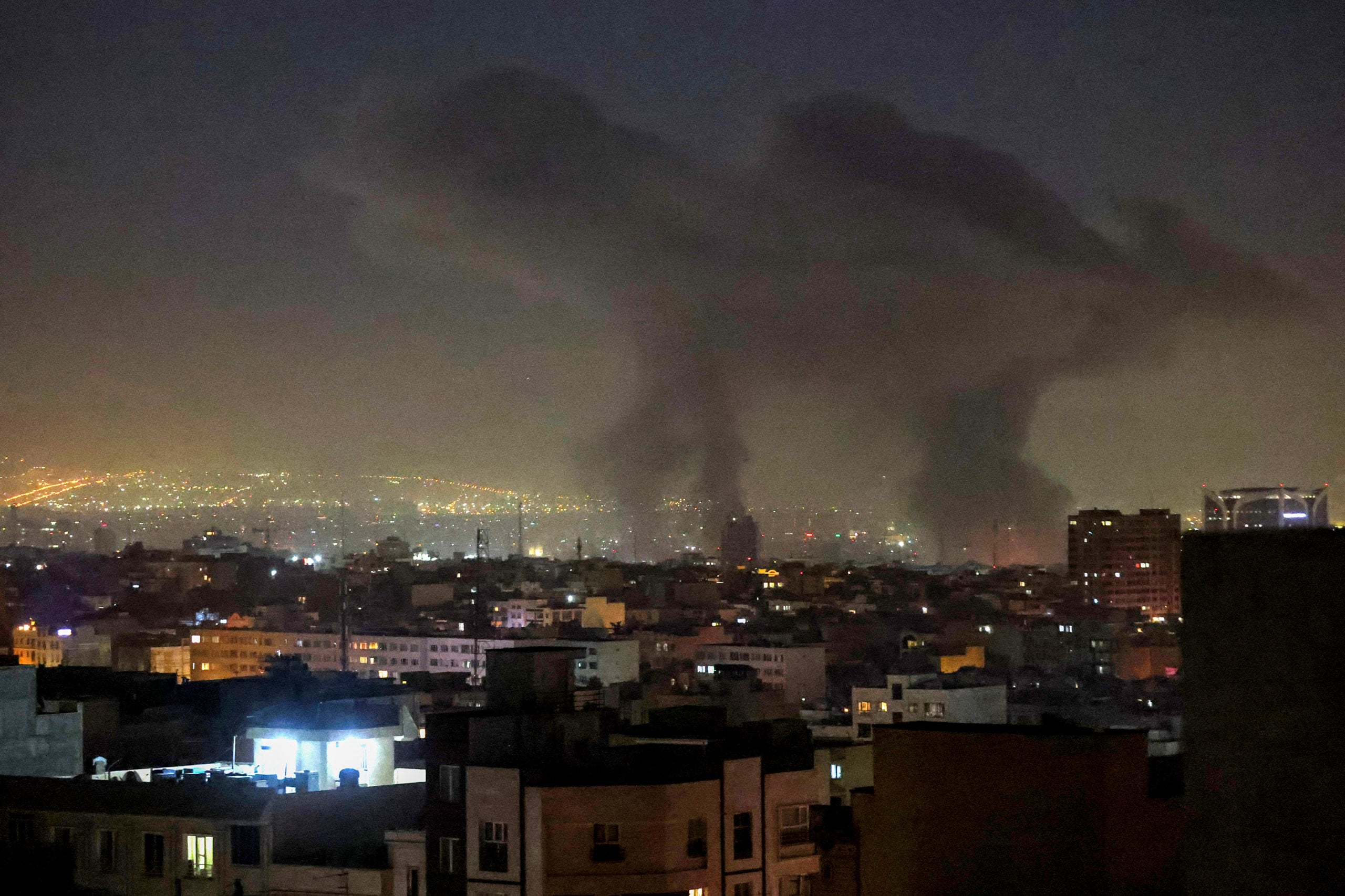 Ιράν: Δυνατές εκρήξεις αντηχούν στην Τεχεράνη