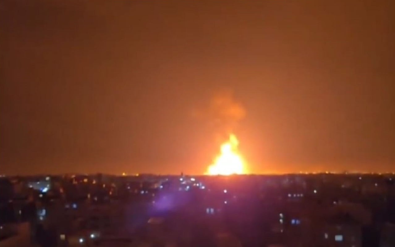 Το Ισραήλ επιτέθηκε σε διυλιστήριο στην Τεχεράνη – Η νύχτα φωτίζεται – ΒΙΝΤΕΟ