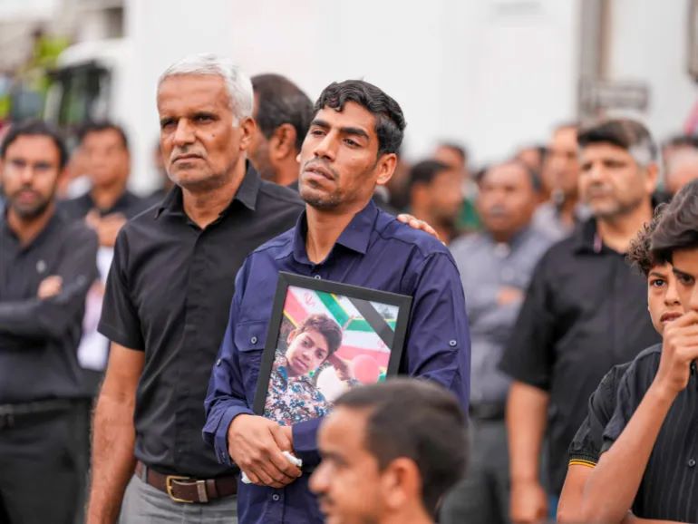 Ιράν: Μεγαλειώδης κηδεία για τα 165 θύματα στη Μινάμπ – Έκρηξη οργής για την επίθεση σε σχολείο θηλέων