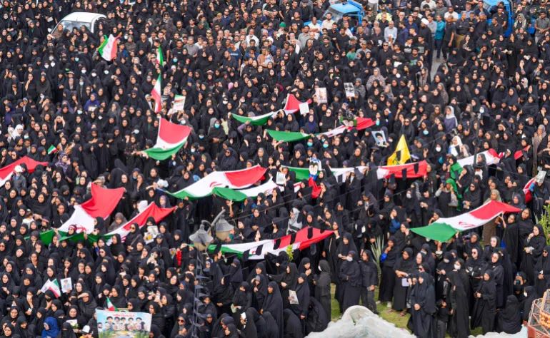 Ιράν: Μεγαλειώδης κηδεία για τα 165 θύματα στη Μινάμπ – Έκρηξη οργής για την επίθεση σε σχολείο θηλέων