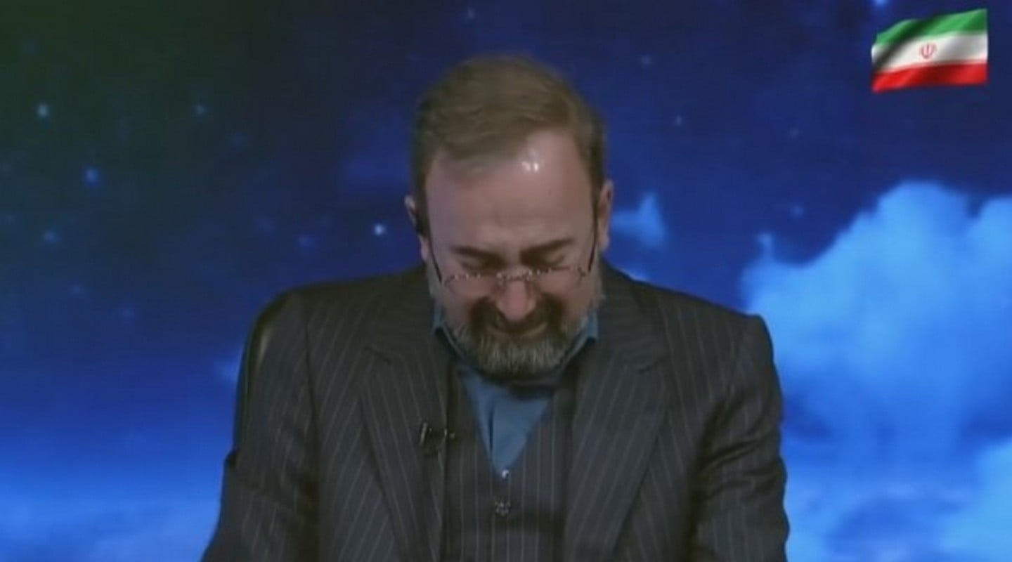 Παρουσιαστής της ιρανικής τηλεόρασης δακρύζει ανακοινώνοντας τον θάνατο του Χαμενεΐ – Δείτε το βίντεο