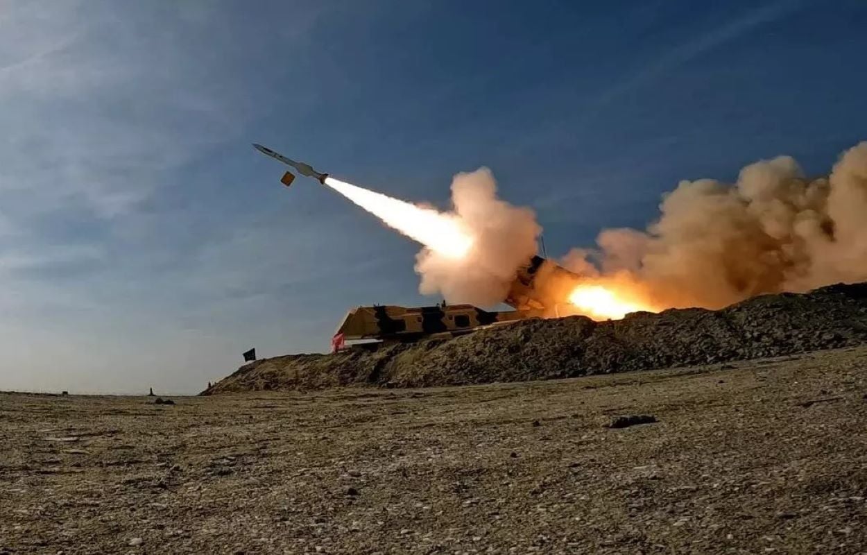 Ιράν: Νέο κύμα πυραυλικών επιθέσεων εναντίον του Ισραήλ – Δυνατές εκρήξεις από τις αναχαιτίσεις