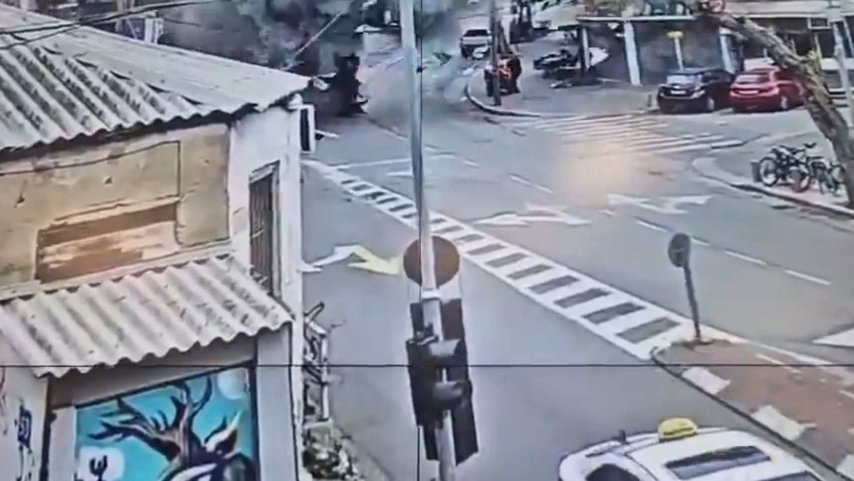 Ισραήλ: Βίντεο από τη στιγμή που σκάει βόμβα διασποράς στο κέντρο του δρόμου