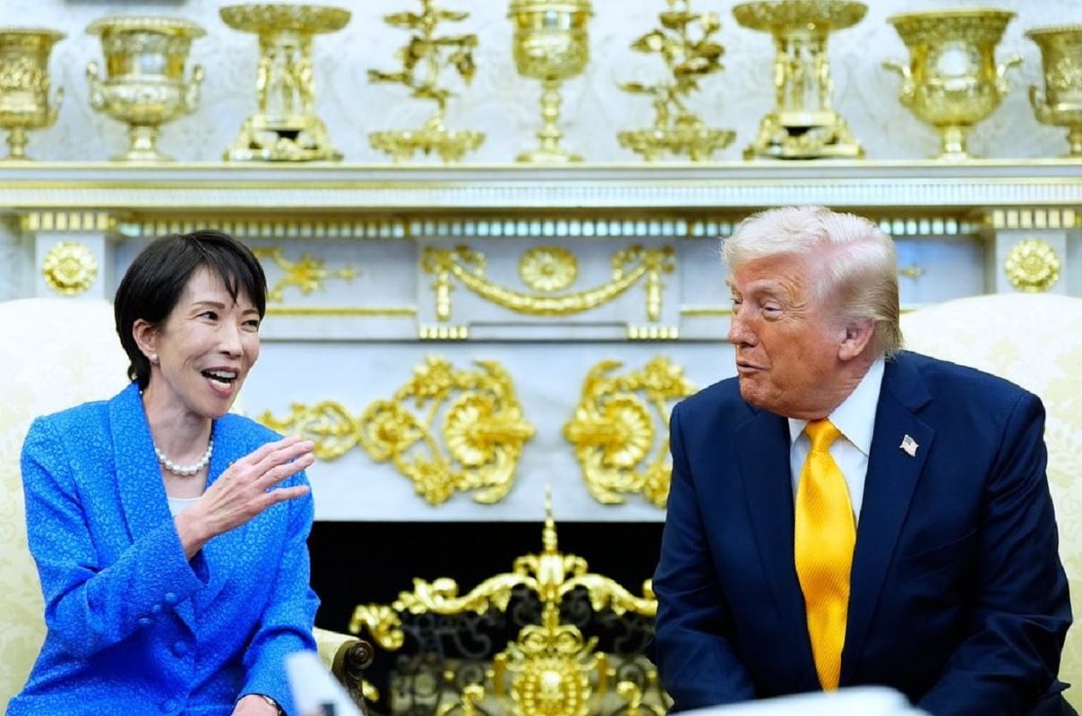 Η πρωθυπουργός της Ιαπωνίας, Σαναέ Τακαΐτσι και ο Αμερικανός πρόεδρος, Ντόναλντ Τραμπ, Φωτογραφία: AP