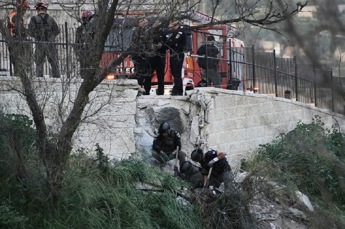 Ισραήλ: Φωτογραφίες από τις καταστροφές που προκάλεσαν τα θραύσματα πυραύλου στην Ιερουσαλήμ