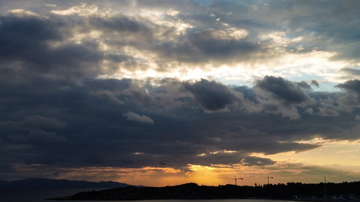 Καιρός αύριο: Νεφώσεις σε Αττική και Θεσσαλονίκη – Βροχοπτώσεις, καταιγίδες και χιόνια αλλού