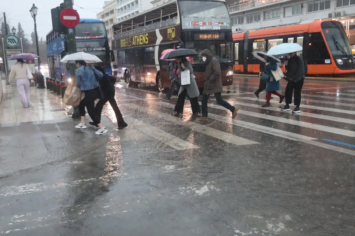 Καιρός σήμερα: Σποραδικές βροχές και καταιγίδες με θερμοκρασίες έως 20 βαθμούς – Λεπτομερής πρόγνωση