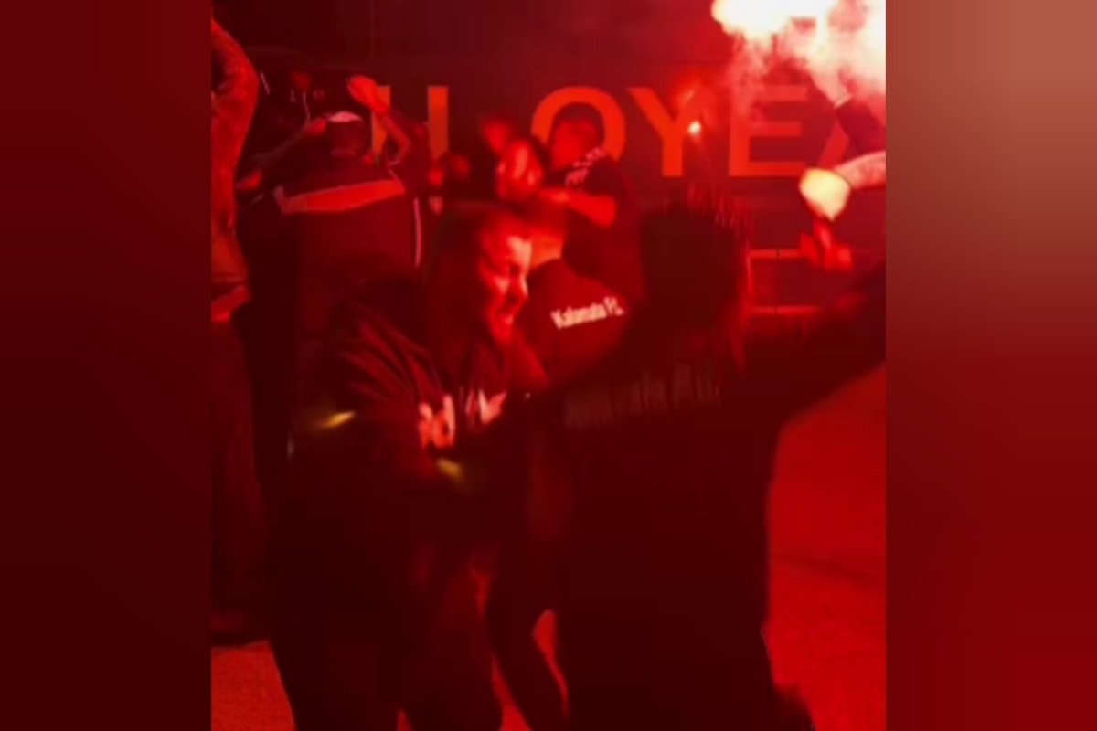 Ξέφρενη χαρά στην Καλαμάτα για την άνοδο στη Super League: Οπαδοί υποδέχθηκαν την αποστολή στα Μέγαρα