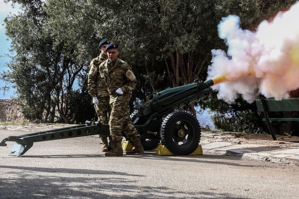 25η Μαρτίου: Θεαματικές στιγμές από τους 21 κανονιοβολισμούς στον Λυκαβηττό