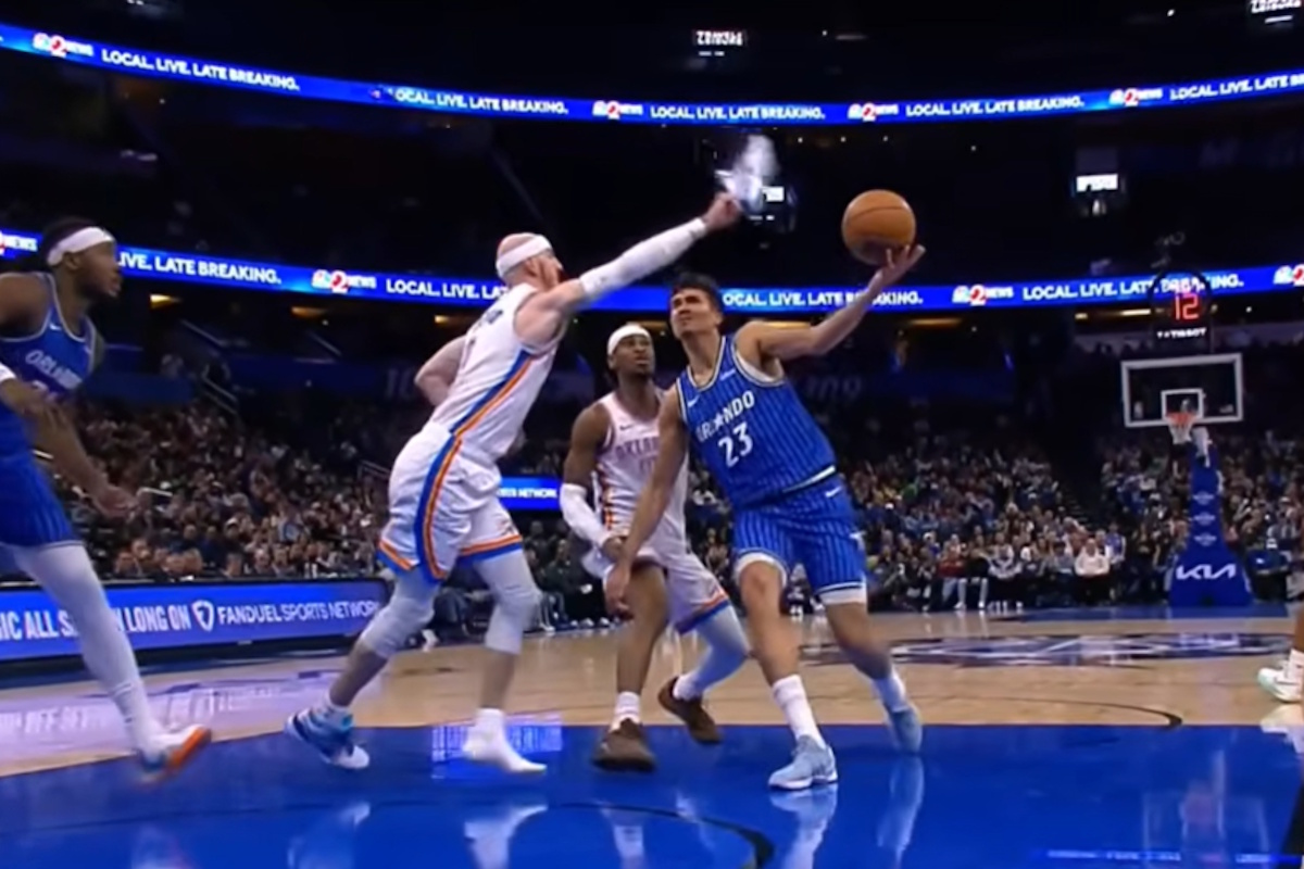 NBA: Ο Άλεξ Καρούσο των Οκλαχόμα Σίτι Θάντερ χρησιμοποίησε το παπούτσι του για να σταματήσει αντίπαλο και τιμωρήθηκε με τεχνική ποινή