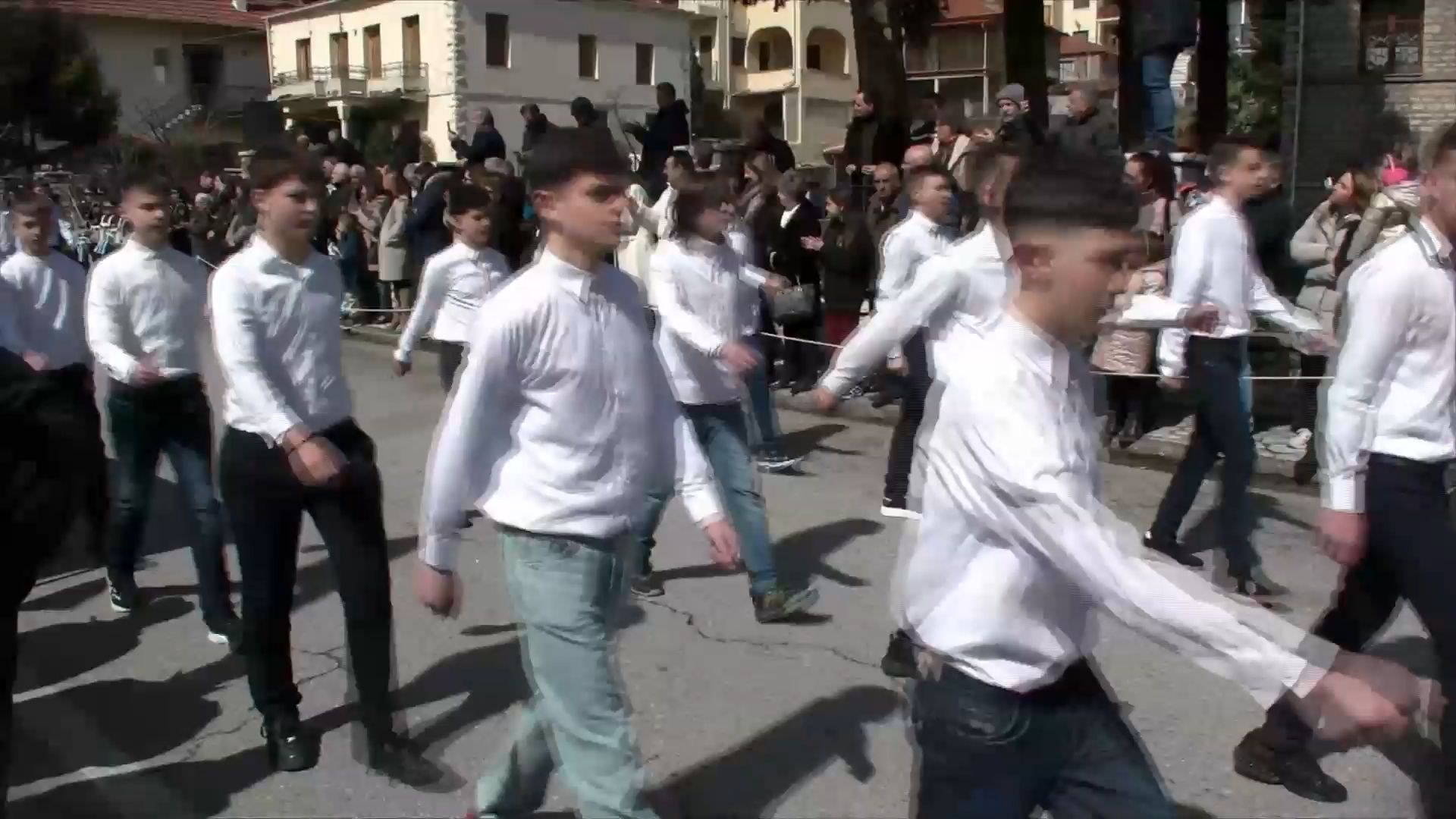 Καρπενήσι: Με συγκίνηση και εθνική υπερηφάνεια, η μαθητική παρέλαση της 25ης Μαρτίου