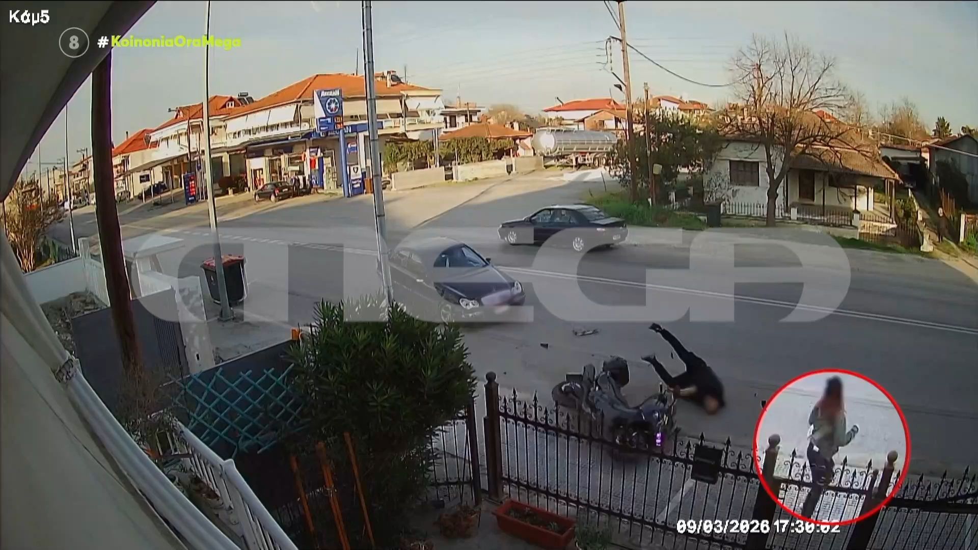 Κατερίνη: Αυτοκίνητο συγκρούστηκε με μηχανή που κατέληξε στο πεζοδρόμιο πάνω σε μία γυναίκα