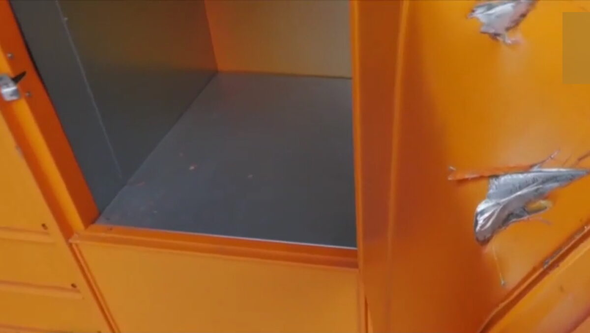 Σοκ στην Καβάλα: 7χρονος εγκλωβίστηκε σε θυρίδα παραλαβής δεμάτων