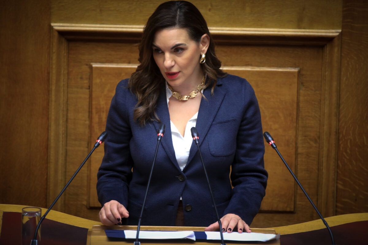 Υπόθεση Κεφαλογιάννη – Μάτσα: Η υπουργός Τουρισμού επιμένει να μην αλλάζουν συχνά σπίτια τα παιδιά – Ο συνθέτης αναφέρεται σε τεχνητές εντάσεις