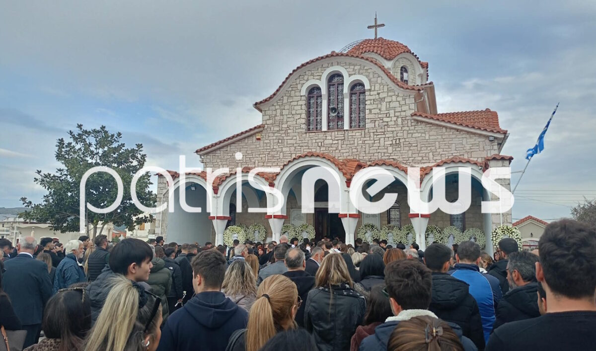 Πύργος: Σπαραγμός στο τελευταίο «αντίο» στον 18χρονο Μάκη που έπεσε από μπαλκόνι και σκοτώθηκε – Με λευκά μπαλόνια οι παρευρισκόμενοι
