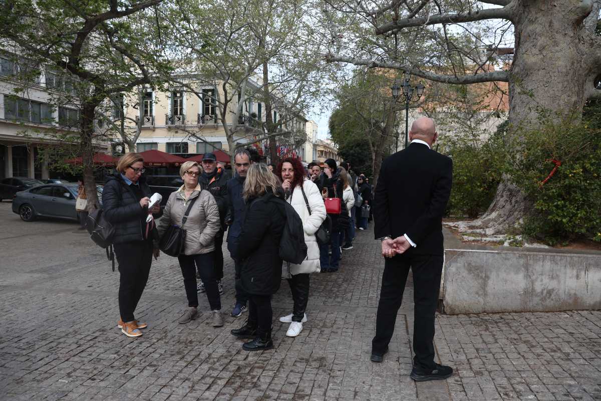 Μαρινέλλα: Ο Γιώργος Λιάγκας ντυμένος στα μαύρα στο Πρωινό προς τιμήν της – «Είναι μια ξεχωριστή μέρα» 26 Κηδεία Μαρινέλλας κόσμος