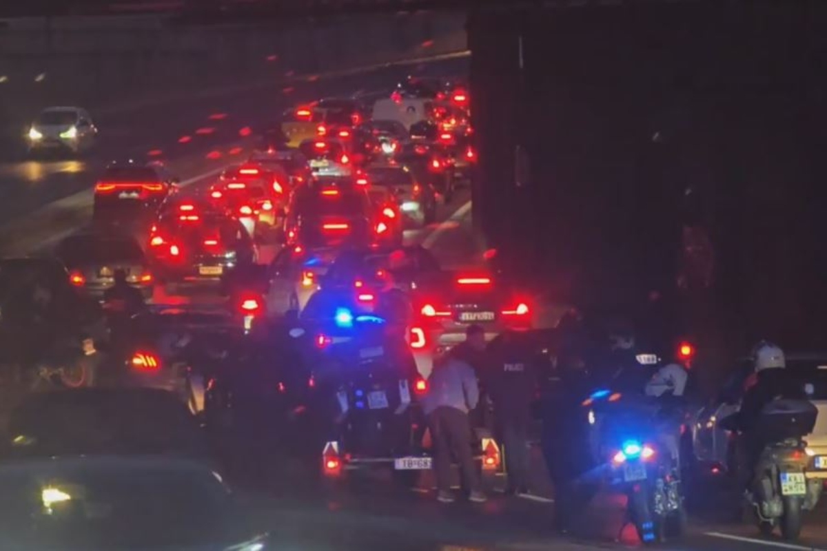 Σύγχυση στην Κηφισίας από τροχαία: Εμπλοκή μηχανής της ΕΛΑΣ – Ένας τραυματισμένος