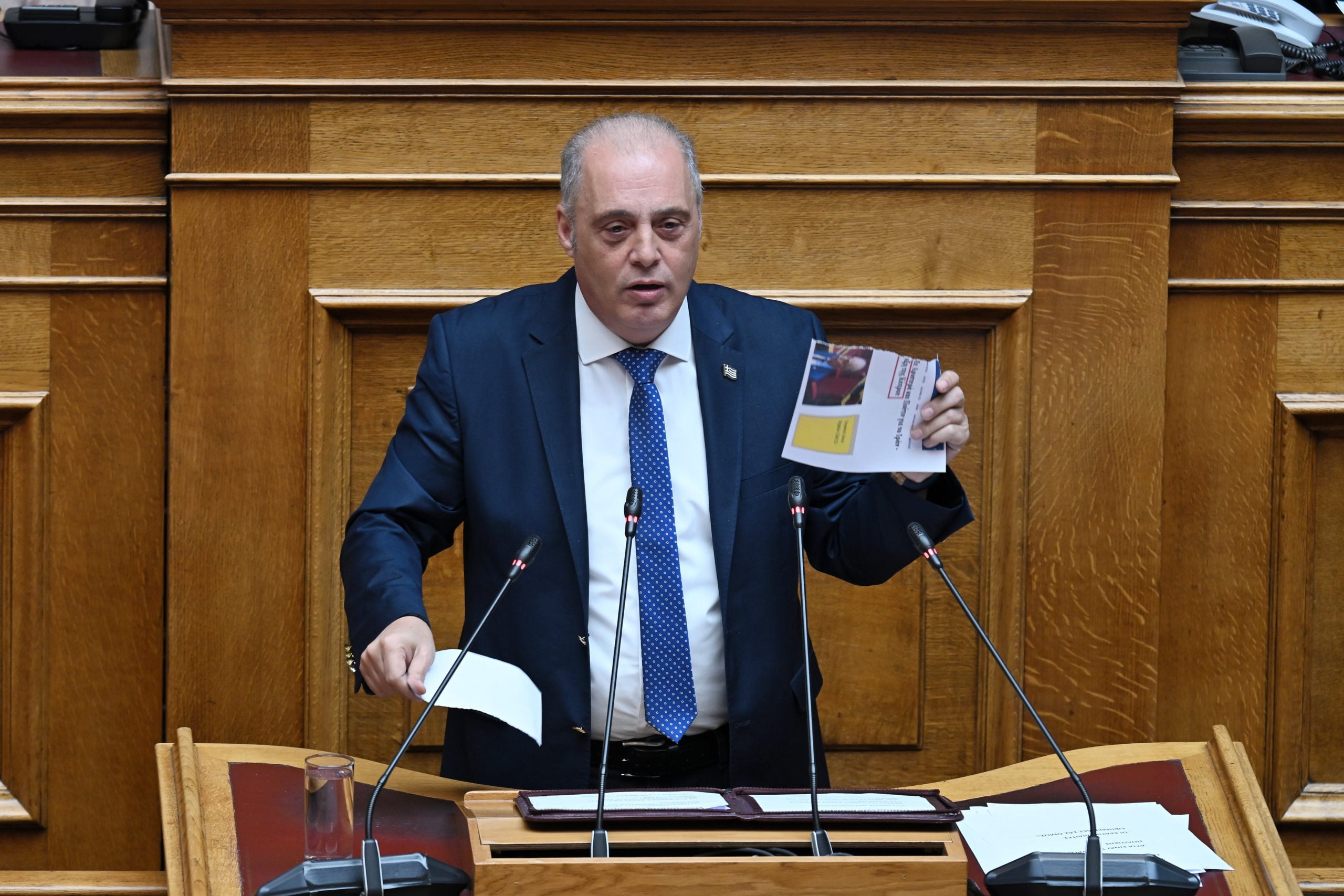 ΕΣΗΕΑ: Απαράδεκτη και αντιθεσμική η ενέργεια του Κυριάκου Βελόπουλου να σκίσει στη Βουλή φύλλο της εφημερίδας «Μανιφέστο»