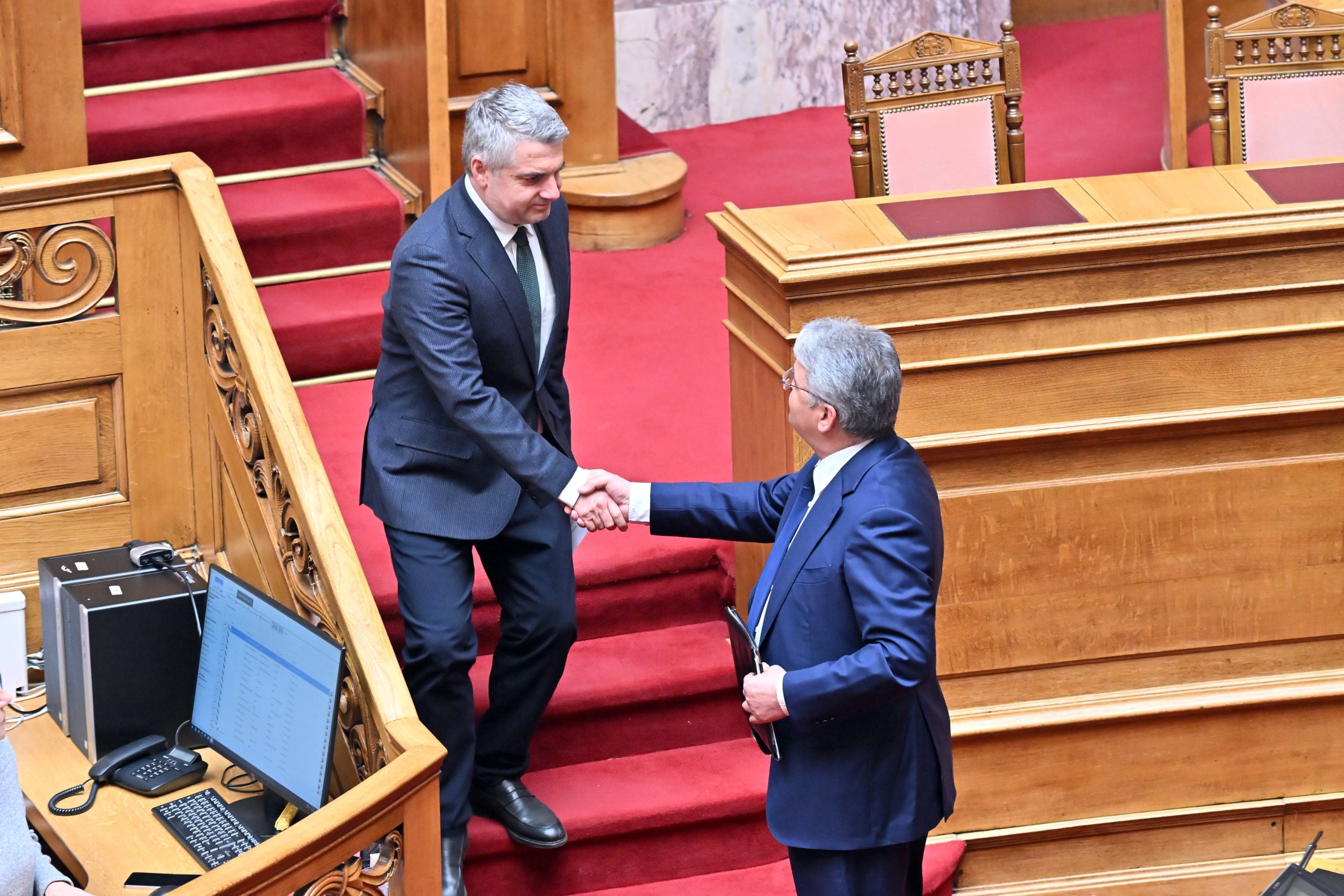 Οδυσσέας Κωνσταντινόπουλος: Συγκλονιστική η αποχαιρετιστήρια ομιλία του – Βουλευτές έσπευσαν να τον τιμήσουν – ΦΩΤΟ