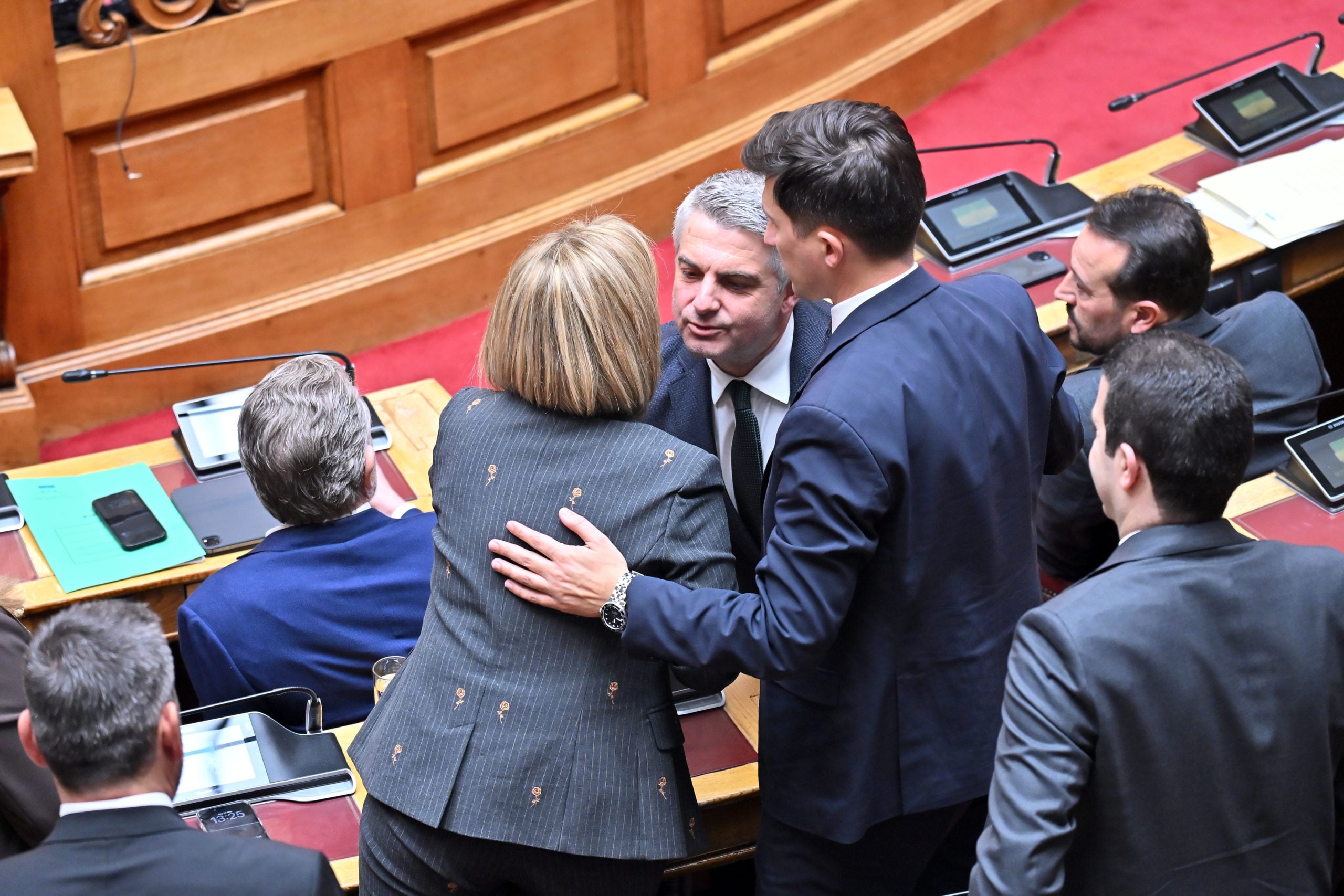 Οδυσσέας Κωνσταντινόπουλος: Συγκλονιστική η αποχαιρετιστήρια ομιλία του – Βουλευτές έσπευσαν να τον τιμήσουν – ΦΩΤΟ