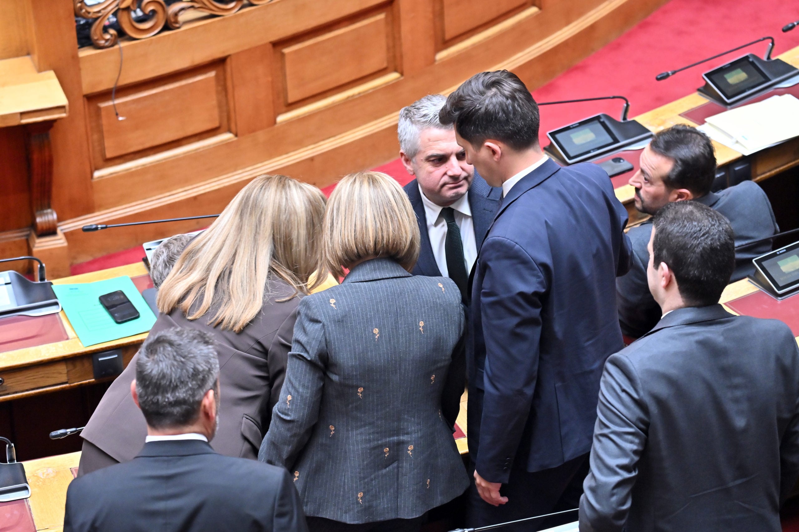 Οδυσσέας Κωνσταντινόπουλος: Συγκλονιστική η αποχαιρετιστήρια ομιλία του – Βουλευτές έσπευσαν να τον τιμήσουν – ΦΩΤΟ