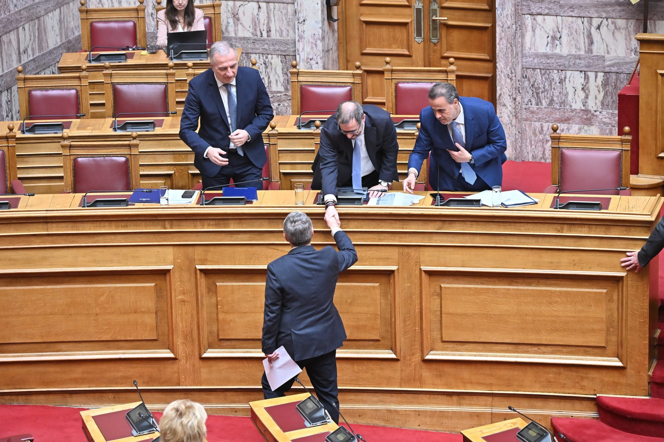 Οδυσσέας Κωνσταντινόπουλος: Συγκλονιστική η αποχαιρετιστήρια ομιλία του – Βουλευτές έσπευσαν να τον τιμήσουν – ΦΩΤΟ