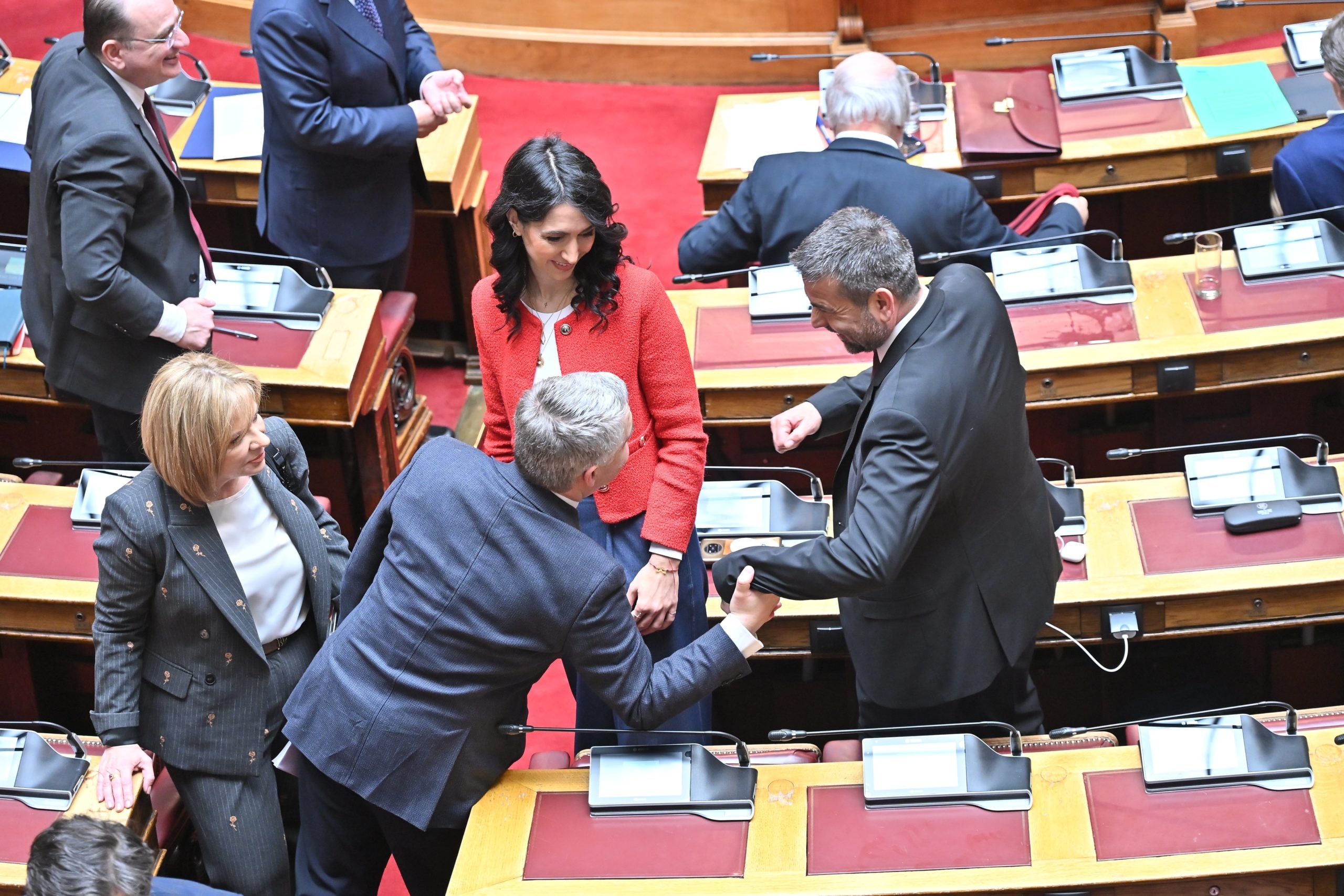 Οδυσσέας Κωνσταντινόπουλος: Συγκλονιστική η αποχαιρετιστήρια ομιλία του – Βουλευτές έσπευσαν να τον τιμήσουν – ΦΩΤΟ