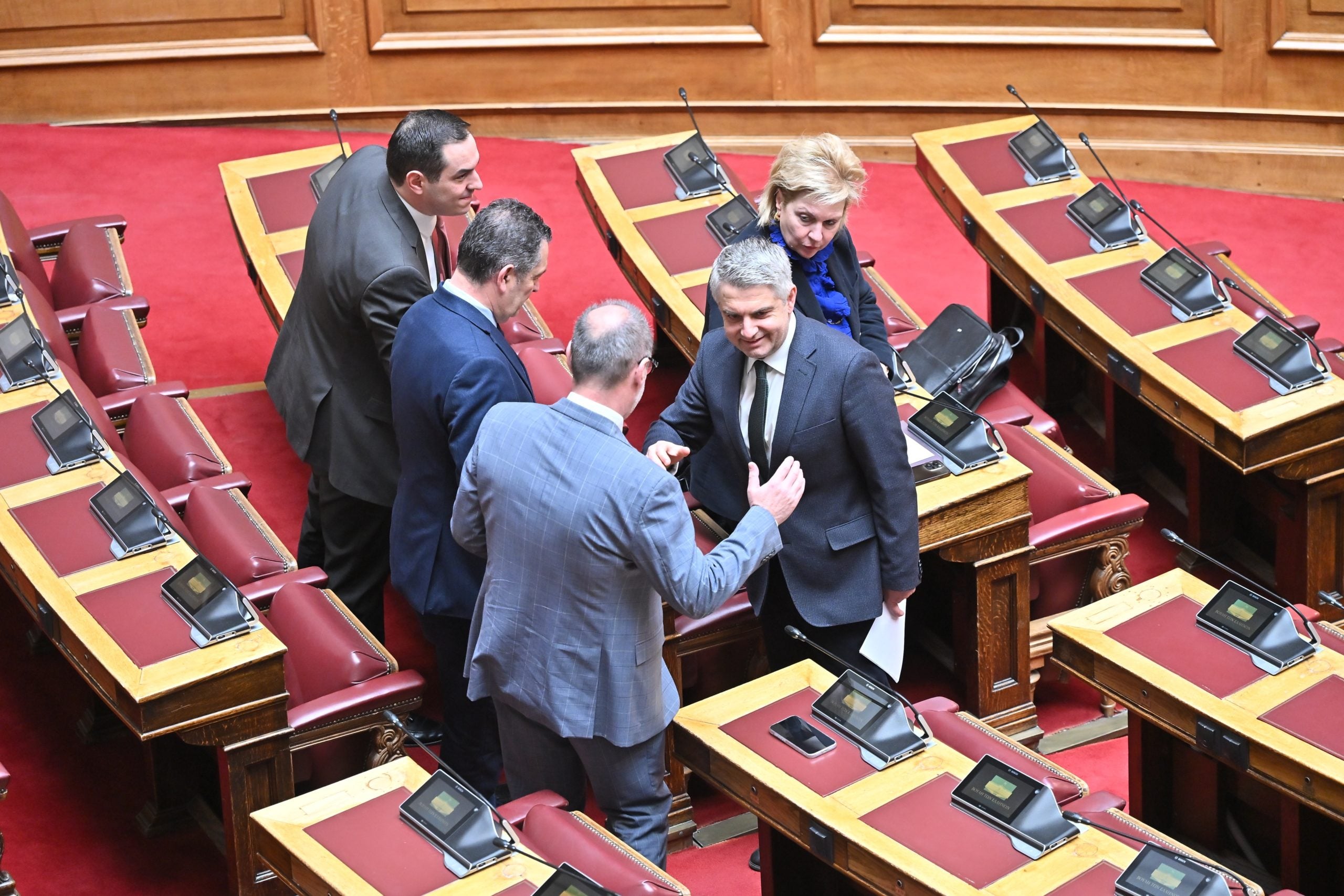 Οδυσσέας Κωνσταντινόπουλος: Συγκλονιστική η αποχαιρετιστήρια ομιλία του – Βουλευτές έσπευσαν να τον τιμήσουν – ΦΩΤΟ