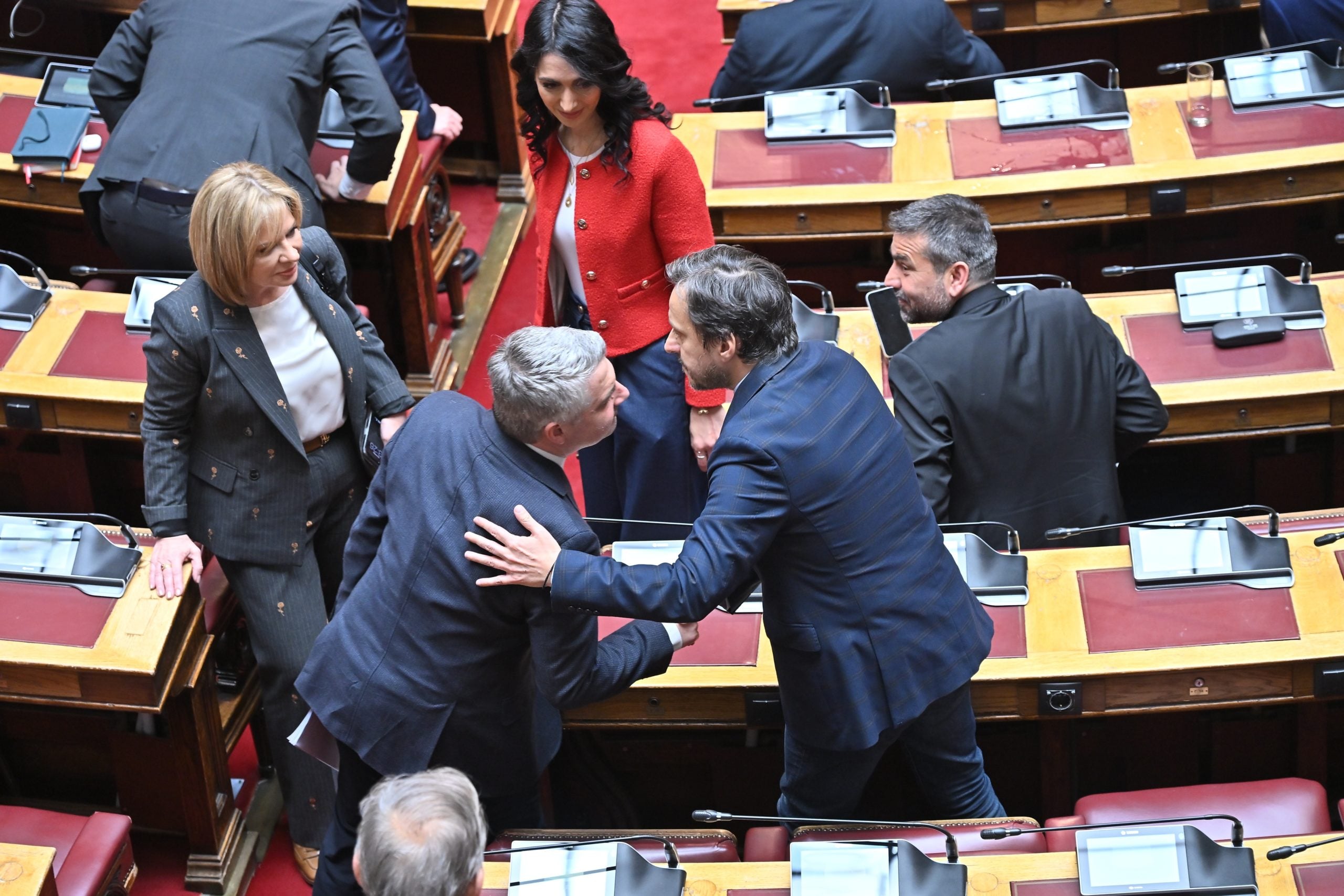 Οδυσσέας Κωνσταντινόπουλος: Συγκλονιστική η αποχαιρετιστήρια ομιλία του – Βουλευτές έσπευσαν να τον τιμήσουν – ΦΩΤΟ